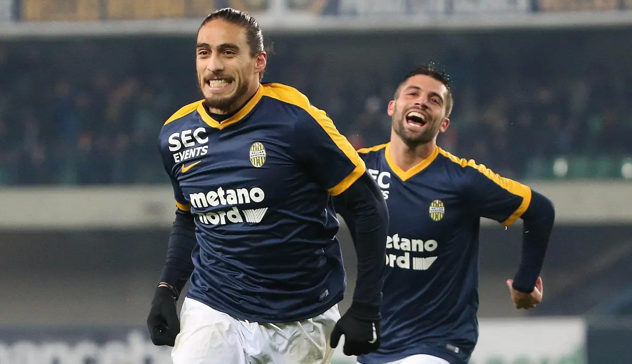 Bek Hellas Verona, Martin Caceres, melakukan selebrasi usai mebobol gawang Juventus pada laga Serie A, Italia, di Stadion Marc'Antonio Bentegodi, Sabtu,(30/12/2017). Juventus menang 3-1 atas Hellas Verona. (AP/Filippo Venezia)