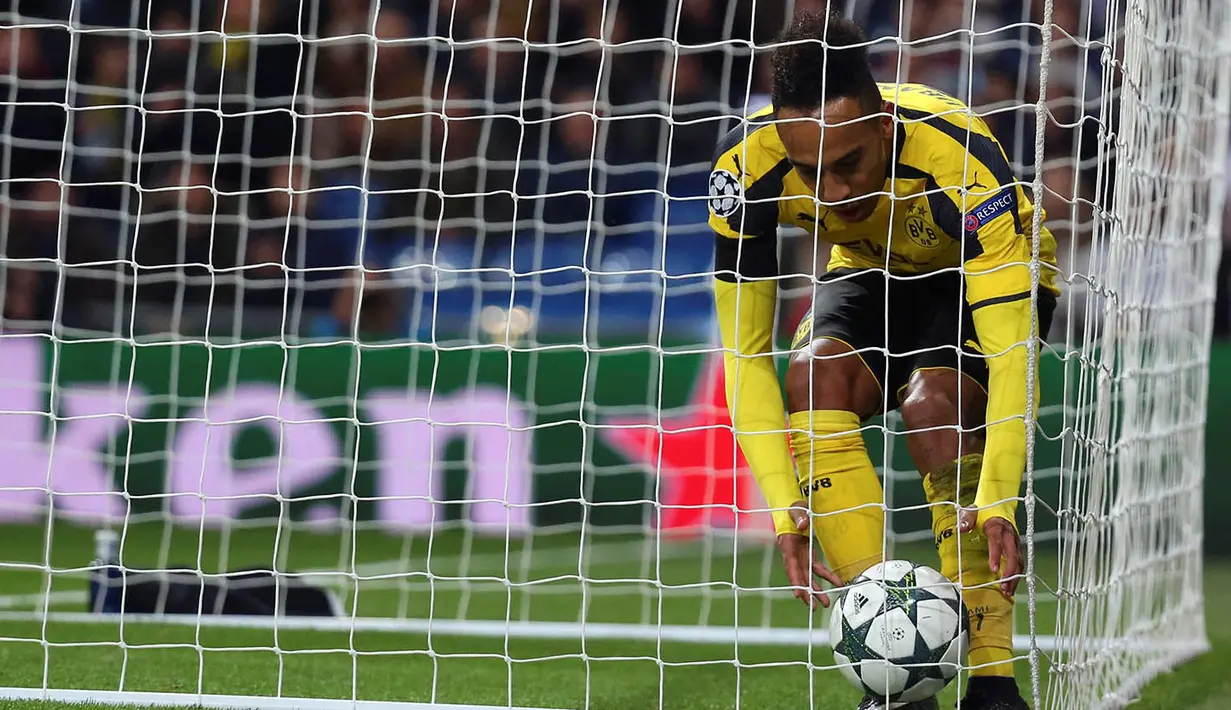 Striker Dortmund, Pierre-Emerick Aubameyang, usai membobol gawang Real Madrid. Hasil imbang ini membuat Dortmund keluar sebagai juara Grup F Liga Champions. (Reuters/Susana Vera)