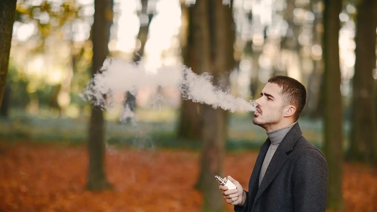 Pria pengguna rokok elektrik atau vape (Freepik/prostooleh)