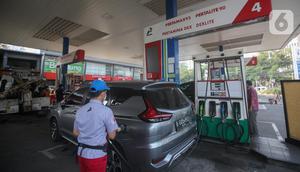 Petugas melakukan pengisian bahan bakar pertalite di SPBU Pertamina Abdul Muis, Jakarta, Kamis (30/6/2022). PT Pertamina (Persero) melalui anak usahanya, PT Pertamina Patra Niaga, akan melakukan uji coba pembelian bahan bakar minyak (BBM) subsidi, Pertalite dan Solar, secara terbatas bagi pengguna yang sudah terdaftar pada sistem MyPertamina, mulai 1 Juli mendatang. (Liputan6.com/Faizal Fanani)