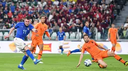 Pemain Italia, Andrea Belotti (kiri) melepaskan tembakan melewati adangan pemain Belanda pada laga uji coba di Allianz Stadium, Turin, (4/6/2018). Italia dan Belanda bermain imbang 1-1. (Alessandro Di Marco/ANSA via AP)