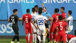 Pelanggaran keras pemain Filipina sempat membuat pemain-pemain Singapura terpancing emosinya. (Bola.com/Arief Bagus)