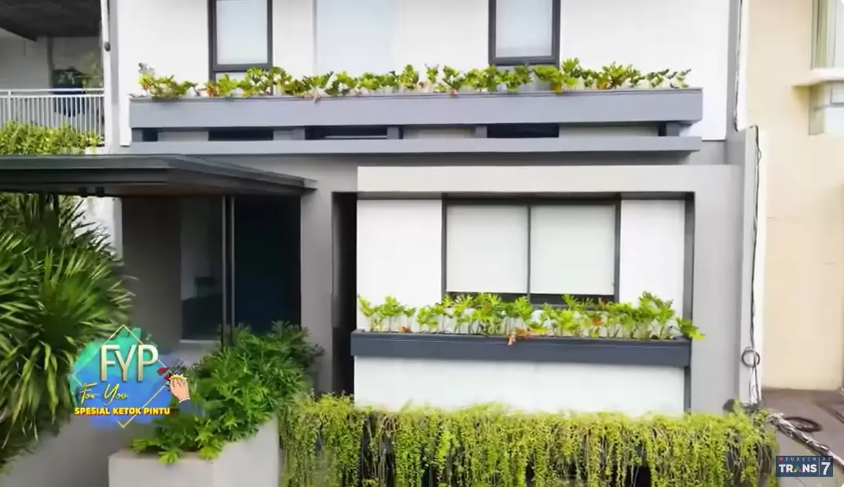 Rumah tampak asri dengan banyak tanaman yang berada di beberapa sudut rumahnya. Termasuk depan dinding warna putih juga ditanami tumbuhan hijau yang membuat semakin asri. [Youtube/TRANS7 OFFICIAL]