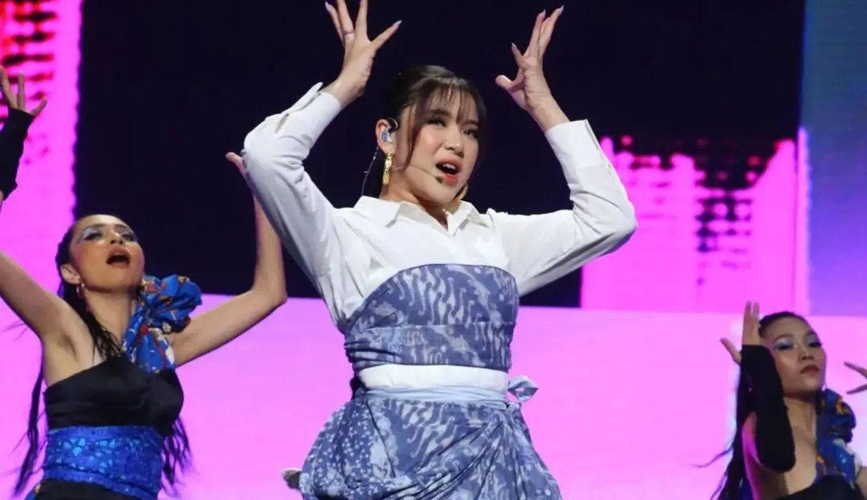 Kombinasi batik dan kemeja yang kece ala Tiara Andini. Pelantun “Flip it up” itu pun melengkapi gayanya dengan sepatu boots. [@official_rcti]