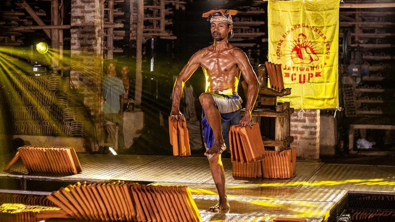 FOTO: Binaraga Genteng,  Aksi Pekerja Jatiwangi Pamer Otot demi Selamatkan Tradisi
