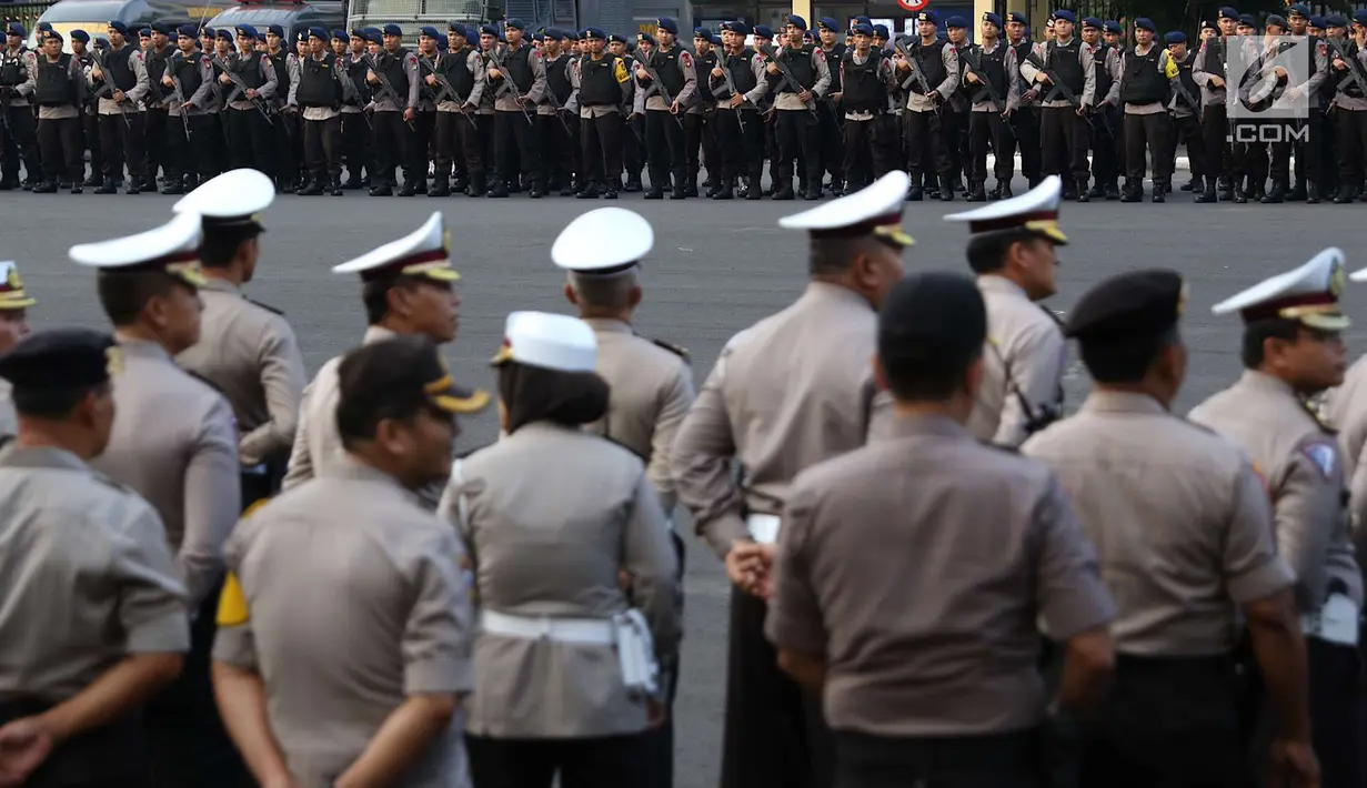 Personel polisi menggelar apel pasukan pengamanan malam takbiran di halaman Ditlantas Polda Metro Jaya, Jakarta, Kamis (14/6). Sekitar 5.000 personel  akan mengamankan malam takbiran dan salat Idul Fitri di Ibu Kota. (Liputan6.com/Immanuel Antonius)