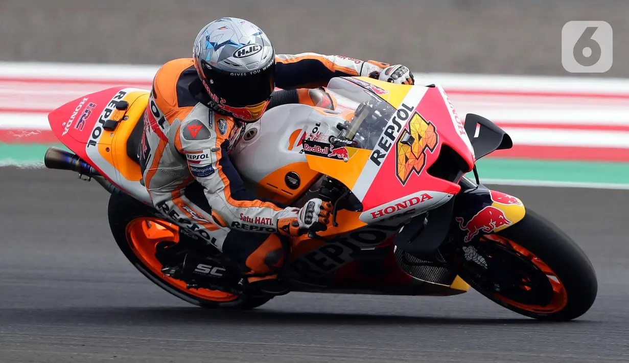 Pembalap Repsol Honda Team, Pol Espargaro saat sesi kualifikasi MotoGP di Pertamina Mandalika International Street Sirkuit, Nusa Tenggara Barat, Sabtu (22/3/2022). (Liputan6.com/Helmi Fithriansyah)