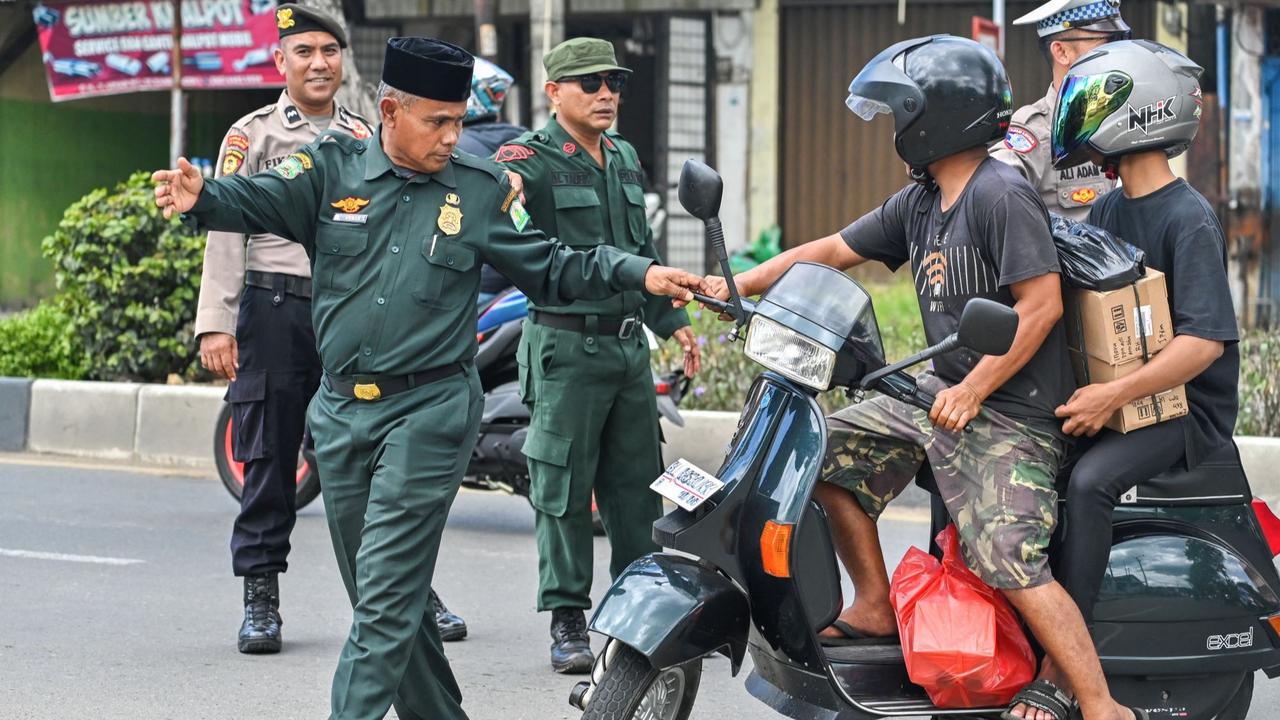 Aksi Polisi Syariat Aceh Razia Perempuan Berpakaian Ketat dan Laki-Laki Bercelana Pendek