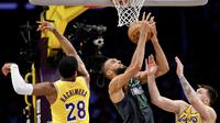 Aksi Rudy Gobert saat Timberwolves mengalahkan Lakers di playoff NBA 2025 (AFP)