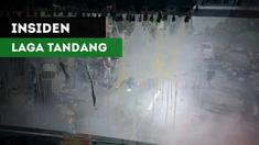 Berita video bus tim Liga 2, Mojokerto Putra, diserang saat bertandang ke Kediri pada Senin (1/8/2017).