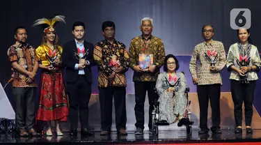 Chief Content Officer (COO) Kapanlagi Youniverse Wens Manggut (kiri) bersama perwakilan Kementerian Koordinator Bidang Pembangunan Manusia dan Kebudayaan (keempat kanan) foto bersama para peraih penghargaan Sosok Inspiratif untuk Indonesia pada acara Merdeka Awards 2023 di SCTV Tower, Jakarta, Rabu (30/8/2023). (merdeka.com/Imam Buhori)