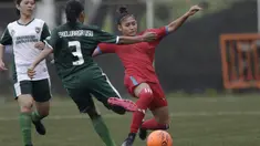 Striker Bangka Belitung, Zahra Muzdalifah, mengontrol bola saat melawan Sumatra Utara pada laga Piala Pertiwi 2019 di Lapangan NYTC, Sawangan, Rabu (24/4). Babel unggul 5-0 atas Sumut. (Bola.com/Yoppy Renato)