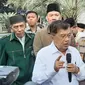 Ketua Umum Pimpinan Pusat Dewan Masjid Indonesia (DMI) Jusuf Kalla menganjurkan jemaah yang hendak menunaikan salat di masjid membawa sajadah. (Liputan6/Adi Anugrahadi)