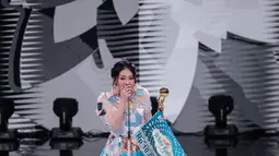 Ekspresi Via Vallen saat memperoleh penghargaan kategori penyanyi dangdut solo wanita terpopuler dalam Indonesian Dangdut Awards 2018 di Studio 5 Indosiar, Jakarta, Jumat (12/10). (Liputan6.com/Faizal Fanani)