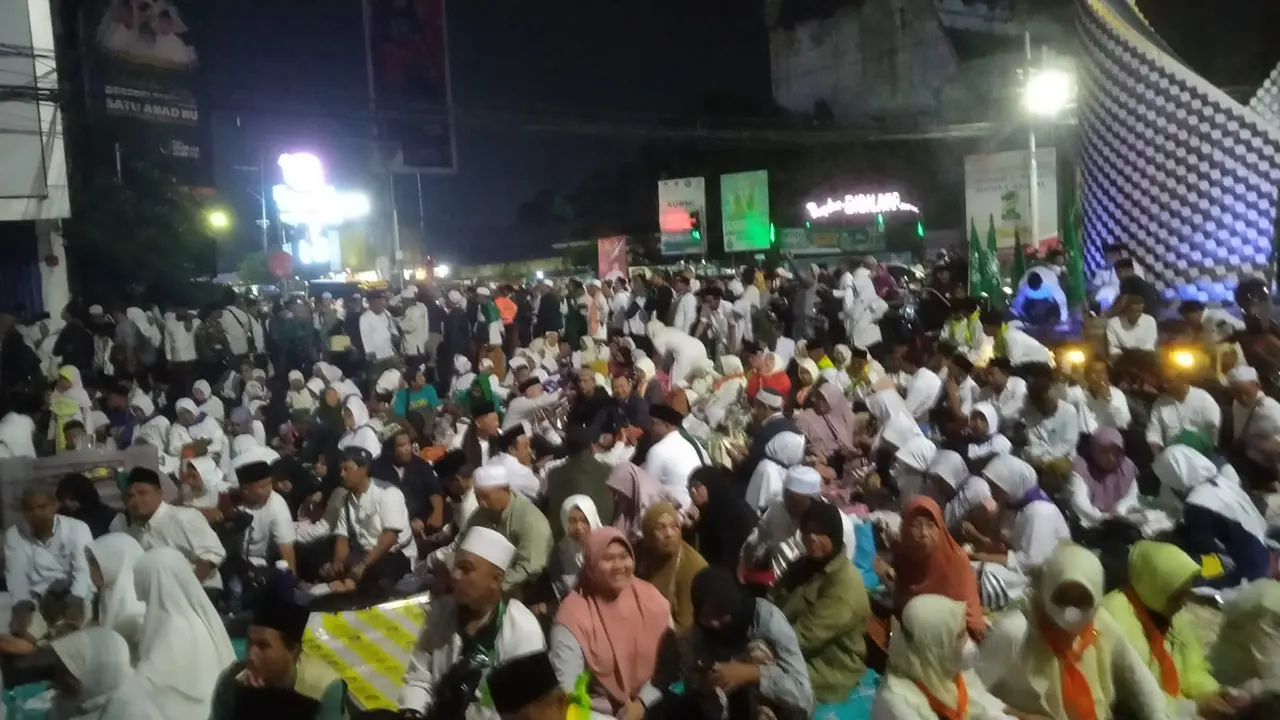 Peserta harla 1 abad NU membanjiri Stadion Delta Sidoarjo. (Hermawan/Liputan6.com)