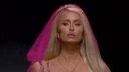 Akun Versace juga membagikan momen saat Paris Hilton melenggang di catwalk. Disebutkan bahwa Paris Hilton yang hadir dalam penutup acara ini dengan gaun pengantin yang dihiasi kristal Swarovski pink bergaya tropis dan dipercantik renda. (Foto: Instagram/ versace)