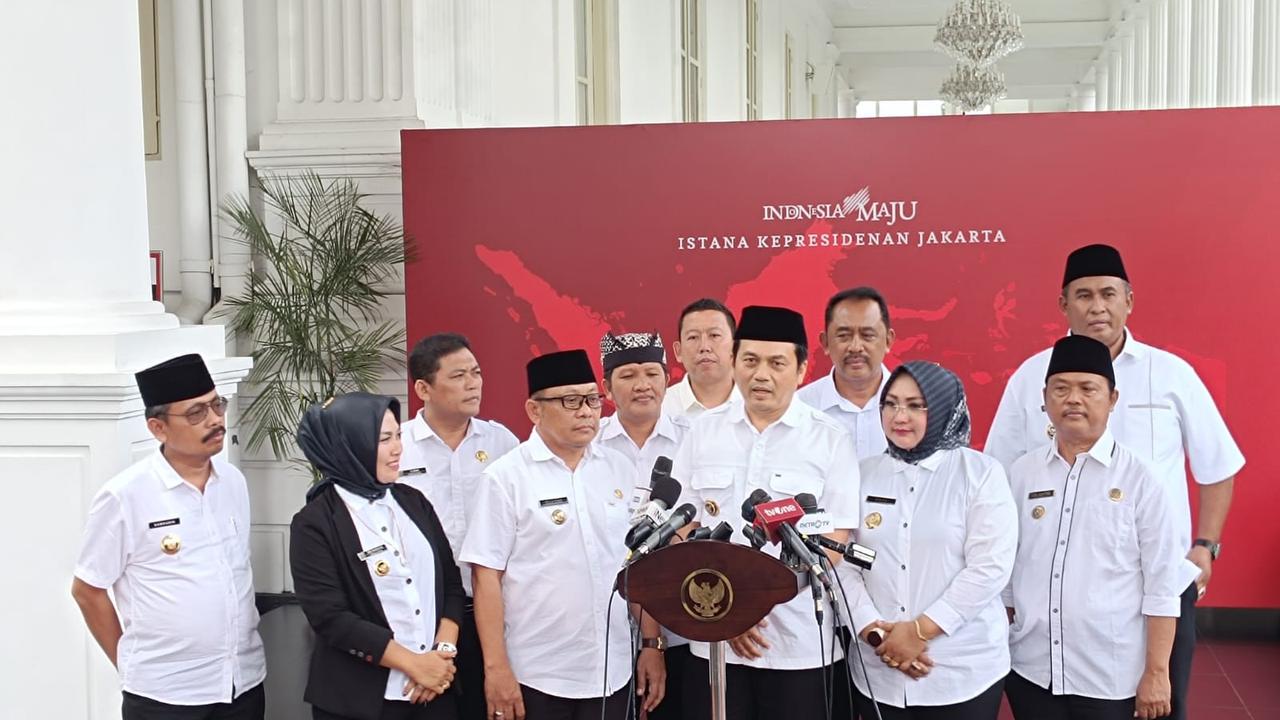 Presiden Joko Widodo atau Jokowi mengumpulkan Aliansi Lintas Asosiasi Kepala Desa di Istana Kepresidenan Jakarta, Jumat (29/12/2023).
