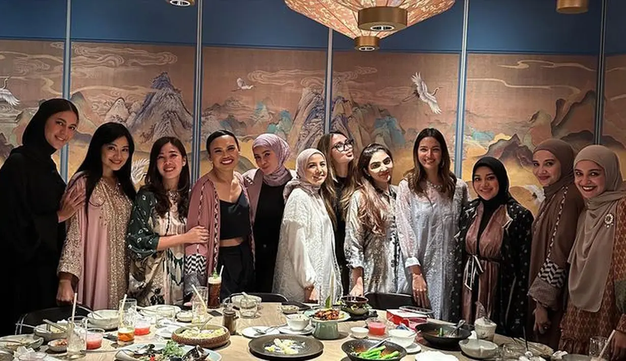 Paula Verhoeven juga nampak menonjol dengan pakaian serba-hitam. Dari dress sampai hijabnya. [Foto: @ashanty.ash]