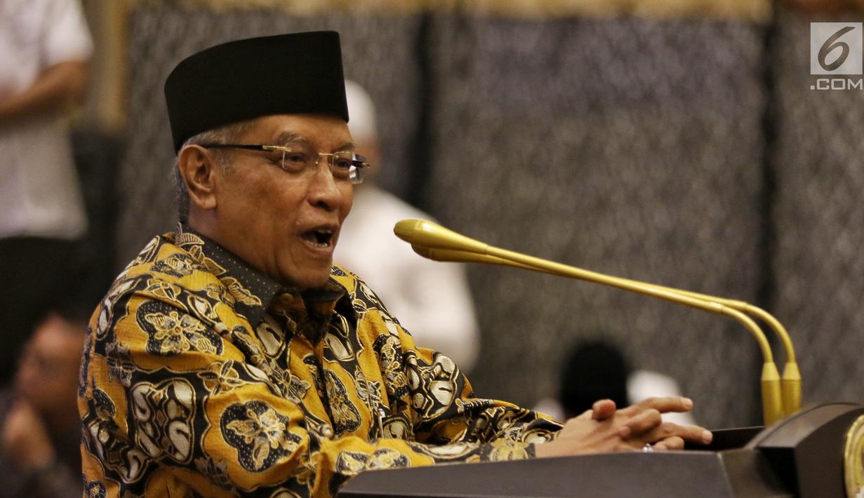 Ketua PBNU Said Aqiel Siradj memberikan sambutan saat acara buka puasa bersama di Jakarta, Rabu (14/5/2019). Acara buka puasa tersebut dihadiri sejumlah tokoh-tokoh dan petinggi partai politik. (Liputan6.com/Johan Tallo)