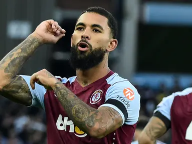 Pemain Aston Villa Douglas Luiz melakukan selebrasi usai mencetak gol ke gawang West Ham United dari titik penalti pada pertandingan sepak bola Liga Premier Inggris di Villa Park, Birmingham, Inggris, Minggu (22/10/2023). Aston Villa menang telak 4-1 atas West Ham United. (AP Photo/Rui Viera)