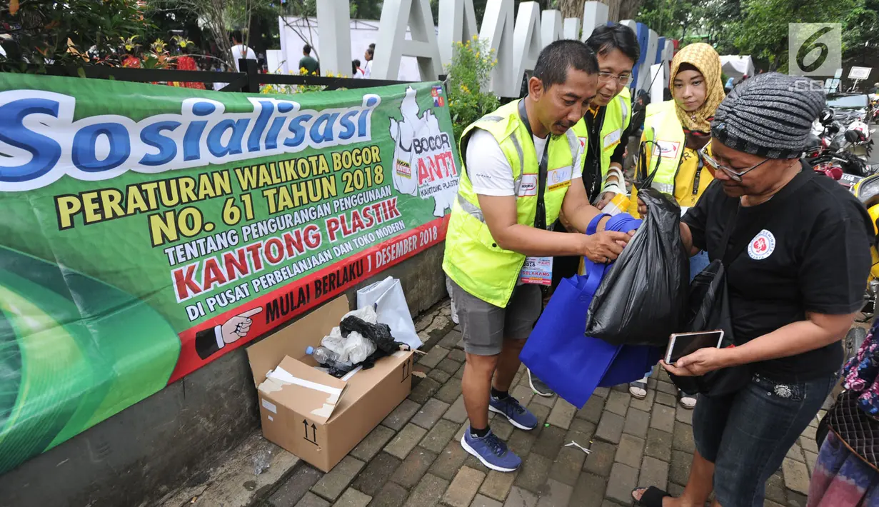 Aktivis lingkungan membagikan kantong belanja nonplastik di Sempur, Bogor, Minggu (25/11). Wali Kota Bogor Bima Arya mengeluarkan Perwali tentang Pengurangan Penggunaan Kantong Plastik di Pusat Perbelanjaan dan Toko Modern. (Merdeka.com/Arie Basuki)