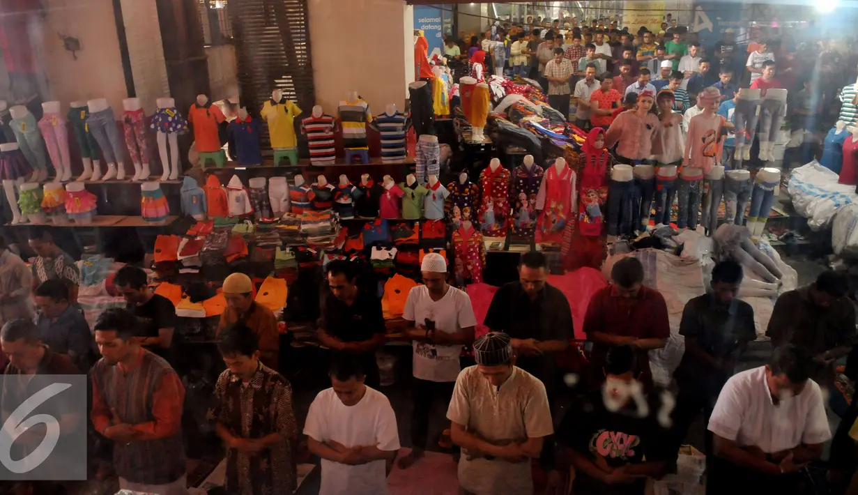Sejumlah umat muslim melakukan ibadah shalat Jumat di lorong yang menghubungkan Pasar Tanah bang Blok A dan B, Jakarta, Jumat (26/6/2015). Meskipun beribadah di lorong tidak menyurutkan mereka beribadah di bulan Ramadan. (Liputan6.com/Johan Tallo)