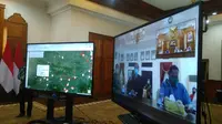 Video conference Pemprov Jatim dengan Bupati Magetan di Gedung Negara Grahadi, Surabaya, Jawa Timur pada Senin, 20 April 2020 (Foto: Liputan6.com/Dian Kurniawan)