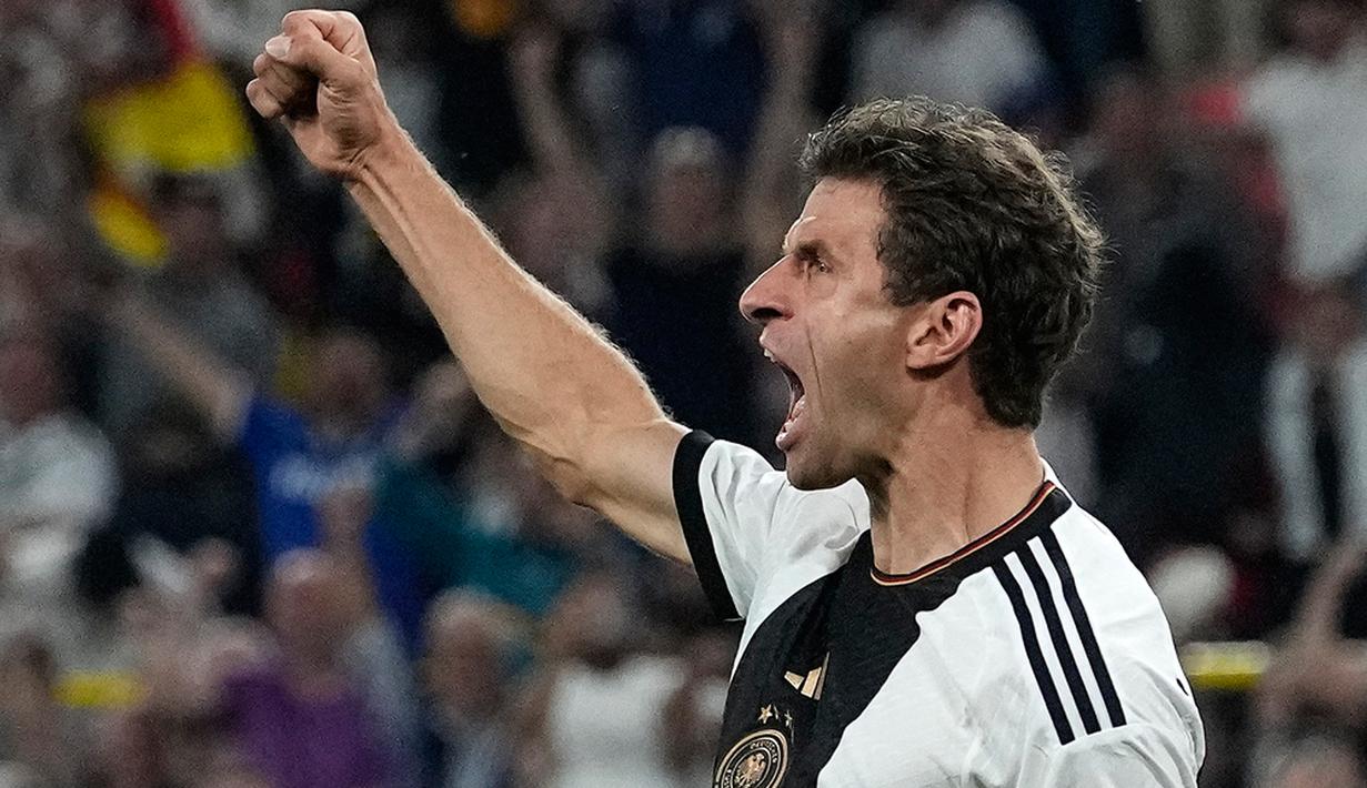 Pemain Jerman Thomas Mueller melakukan selebrasi usai mencetak gol ke gawang Prancis pada pertandingan persahabatan internasional di Dortmund, Jerman, Selasa (12/9/2023). Jerman menang 2-1 atas Prancis. (AP Photo/Martin Meissner)