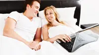 Menonton film porno bersama pasangan bisa menambah bumbu kehidupan seks jika dilakukan dengan benar.