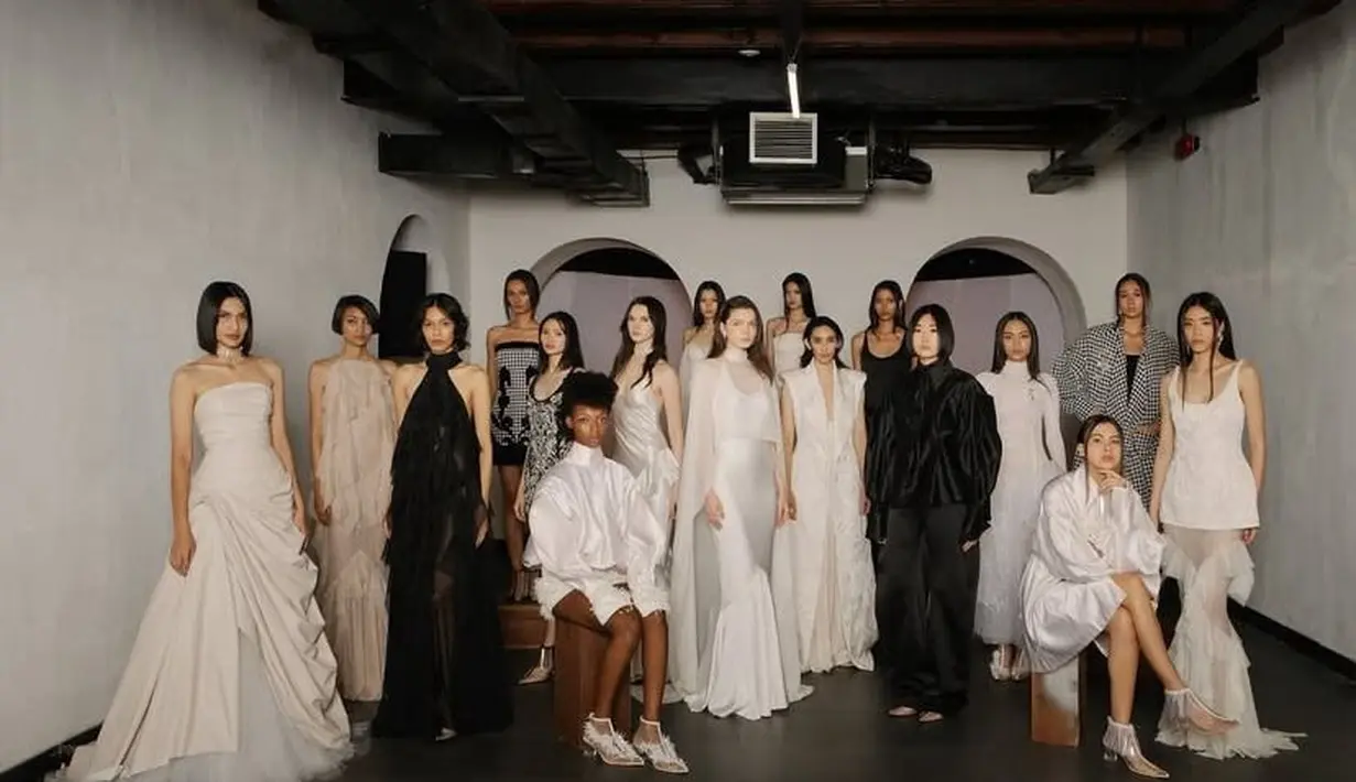 Koleksi ini memanfaatkan tema-tema ini untuk membangkitkan esensi kerentanan dengan kehadiran yang berwibawa. Koleksi Heart of Salvatora, memberikan penghormatan untuk eksplorasi dualitas ini. Dalam siluetnya, penjahitan yang presisi disertai teknik draping yang cair menciptakan bentuk yang terstruktur dan sensual. / Foto dok STELLARISSA.