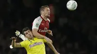 Pemain Arsenal, Mathieu Debuchy menghalau bola dari jangkauan pemain Norwich City, Nelson Oliveira pada laga Piala Liga Inggris di Emirates Stadium, London, (24/10/2017). Arsenal menang 2-1. (AP/Alastair Grant)