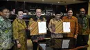 DPD menerima penyerahan laporan pemeriksaan BPK Semester II tahun 2016 Sidang Paripurna Luar Biasa DPD RI di Kompleks Parlemen, Rabu (13/4/2016). Irman Gusman diinterupsi anggota DPD yang menolak dirinya memimpin sidang. (Liputan6.com/Johan Tallo)