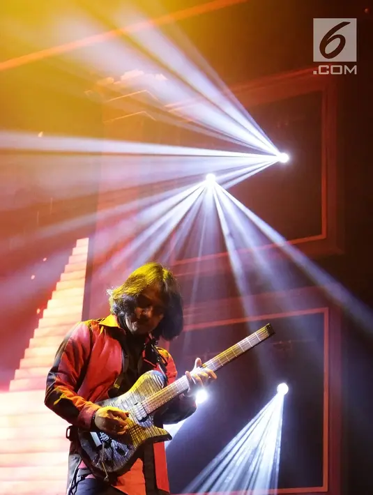 Gitaris tunggal Dewa Budjana dalam konser di Teater Jakarta, Taman Ismail Marzuki, Jumat (30/8/2019). Tohpati dan Dewa Budjana menggelar konser bertajuk "Janapati in Concert with Or­chestra" yang terbilang unik karena menampilkan musik instrumen gitar tanpa vokalis. (Fimela.com/Bambang E. Ros)