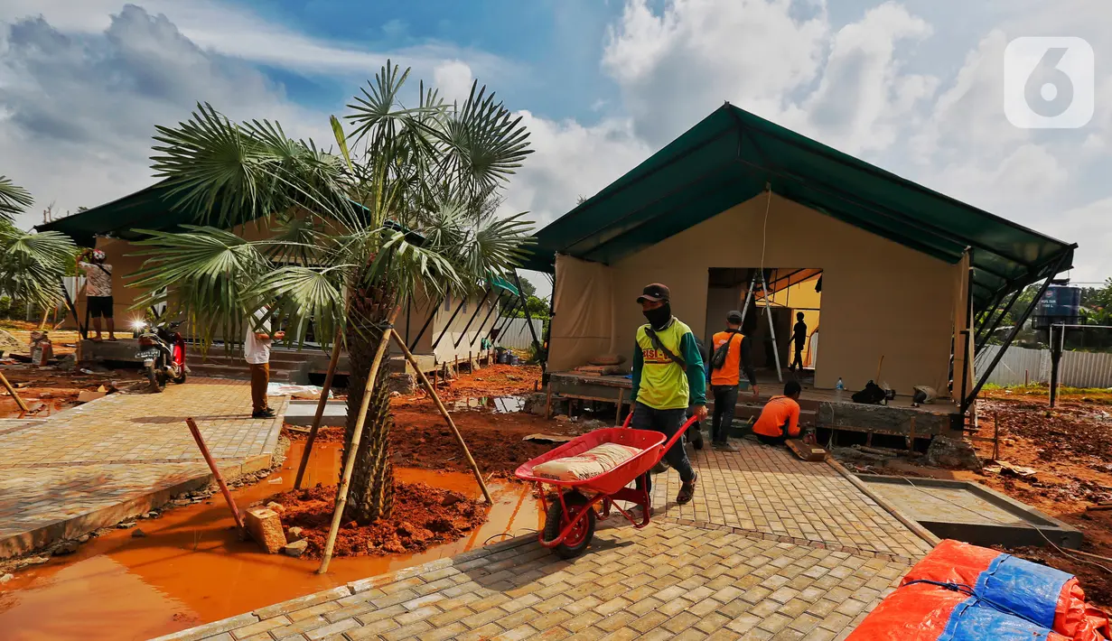 Pekerja menyelesaikan pembangunan penambahan ruang isolasi di Rumah Lawan COVID (RLC) Serpong, Tangerang Selatan, Kamis (11/2/2021). Pembangunan berkonsep Tenda Glamour Camping itu bertujuan menambah kapasitas RLC untuk karantina pasien COVID-19 sebanyak 160 tempat tidur. (Liputan6.com/Angga Yuniar)