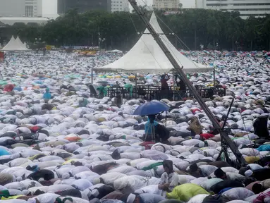 Massa aksi damai 2 Desember bersujud saat menunaikan ibadah salat Jumat di Monas, Jakarta, Jumat (2/12). Meski hujan mengguyur, massa tetap bertahan di saf masing-masing dan melangsungkan salat Jumat bersama-sama. (Liputan6.com/Faizal Fanani)