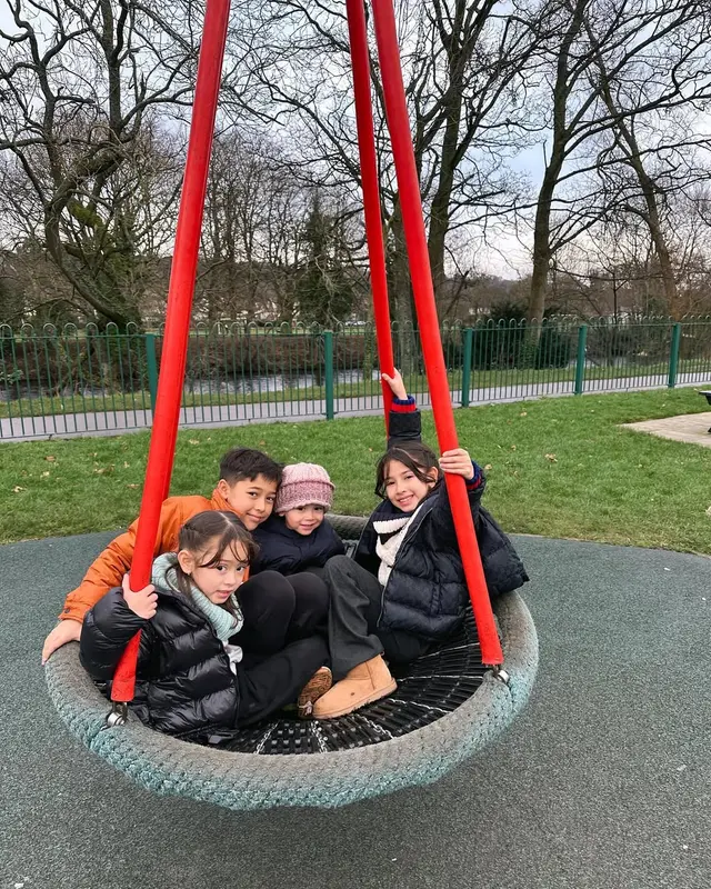 Dikira anak padahal adik, ini 6 potret Bradley usianya terpaut 20 tahun dengan Yasmine Wildblood