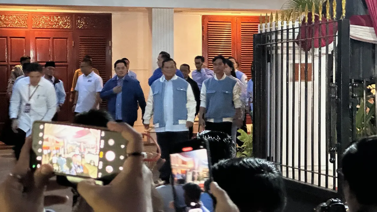 Calon presiden dan calon wakil presiden, Prabowo Subianto dan Gibran Rakabuming Raka bersiap untuk bertolak ke lokasi debat capres pamungkas di JCC, Senayan, Jakarta Selatan.