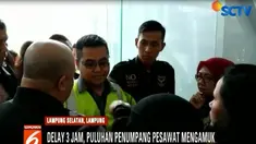 Dalam video amatir, terlihat puluhan calon penumpang melampiaskan emosi mereka kepada seorang petugas bandara.