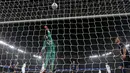 Kiper PSG, Kevin Trapp berhasil menghalau bola tendangan pemain Real Madrid di lanjutan Grup A Liga Champions di Stadion Parc des Princes, Paris, Prancis, Kamis (22/10/2015) dini hari WIB. (Reuters/Benoit Tessier)