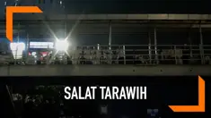 Warga Pasar Gembrong terpaksa melakukan ibadah Salat Tarawih di JPO karena lahan tidak tersedia.