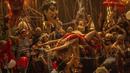 Margot Robbie (tengah) dalam sebuah adegan film ‘Babylon’. Margot berperan sebagai Nellie LaRoy, ikon Hollywood 1920-an yang karirnya melesat tajam. (Scott Garfield/Paramount via AP)