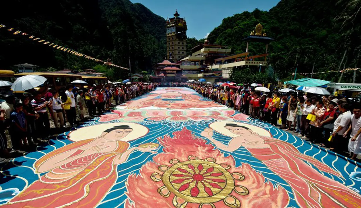  Penganut Buddha di Myanmar memperingati Hari Raya Waisak, Kuil Buddha Tibet, Ipoh, Myanmar, Selasa (13/05/2014) (AFP Photo/Manan Vatsyayana)