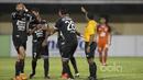 Para pemain Bali United FC kecewa dengan keputusan wasit menganulir gol I Made Wirahadi saat melawan Pusamania Borneo FC pada laga Piala Presiden 2017 di Stadion I Wayan Dipta, Bali, Senin (13/2/2017). (Bola.com/Vitalis Yogi Trisna)