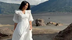 Tampil mengenakan dress putih, mantan istri Gading Marten ini mengunggah potretnya saat berada di lautan pasir Gunung Bromo. Banyak netizen dan penggemarnya pun turut memuji penampilannya tersebut. (Instagram/gisel_la)