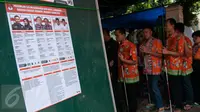 Sejumlah penyandang disabilitas berjalan memasuki TPS 07 Kelurahan Cawang untuk menggunakan hak pilih pada Pilkada Gubernur dan Wakil Gubernur DKI Jakarta Tahun 2017 di Jakarta, Rabu (15/2). (Liputan6.com/Gempur M Surya)