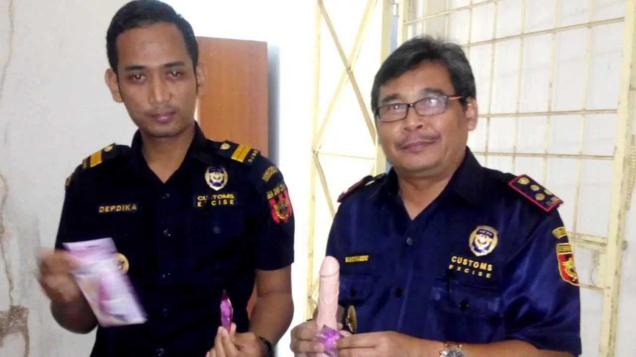 Bea Cukai Bengkulu Musnahkan Mainan Mirip Kelamin Pria