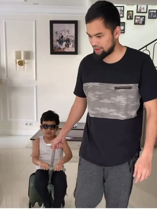 6 Potret Teuku Wisnu Bermain Bersama Sang Buah Hati Saat ‘Di Rumah Aja’, Seru Banget