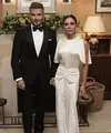Dress dengan detail unik hadirkan pesona yang menjanjikan. Kali ini ia tampil dengan aksen draperry pada bagian perut dan aksen cutting lengan yang begitu unik. [Foto: Instagram/ Victoria Beckham]