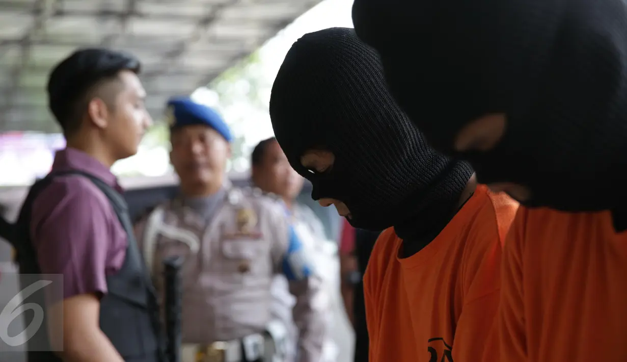 Dua orang tersangka dihadirkan saat rilis tiga kasus kejahatan di Polres Pelabuhan Tanjung Priok, Jakarta, Selasa (11/4 Kasus tersebut yaitu materai palsu, obat ilegal dan protitusi online (Liputan6.com/Faizal Fanani)