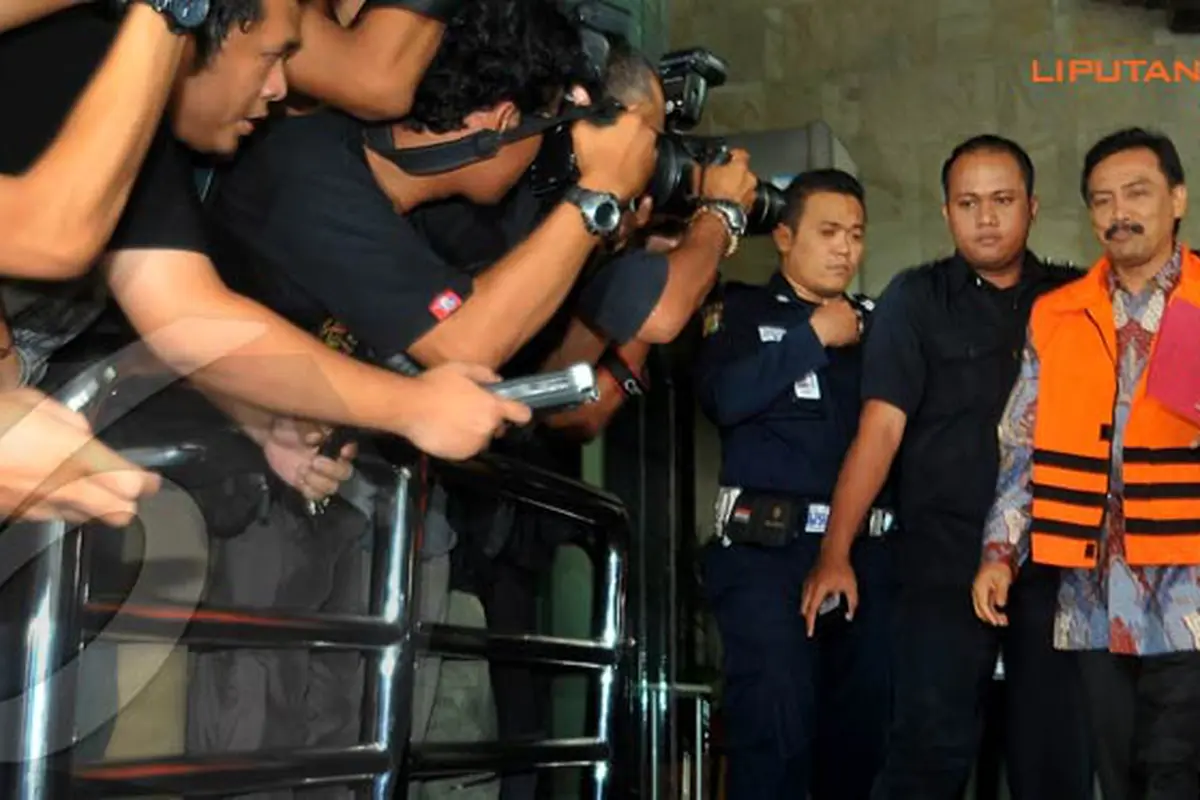 3-andi-mallarangeng-ditahan-131017b.jpg